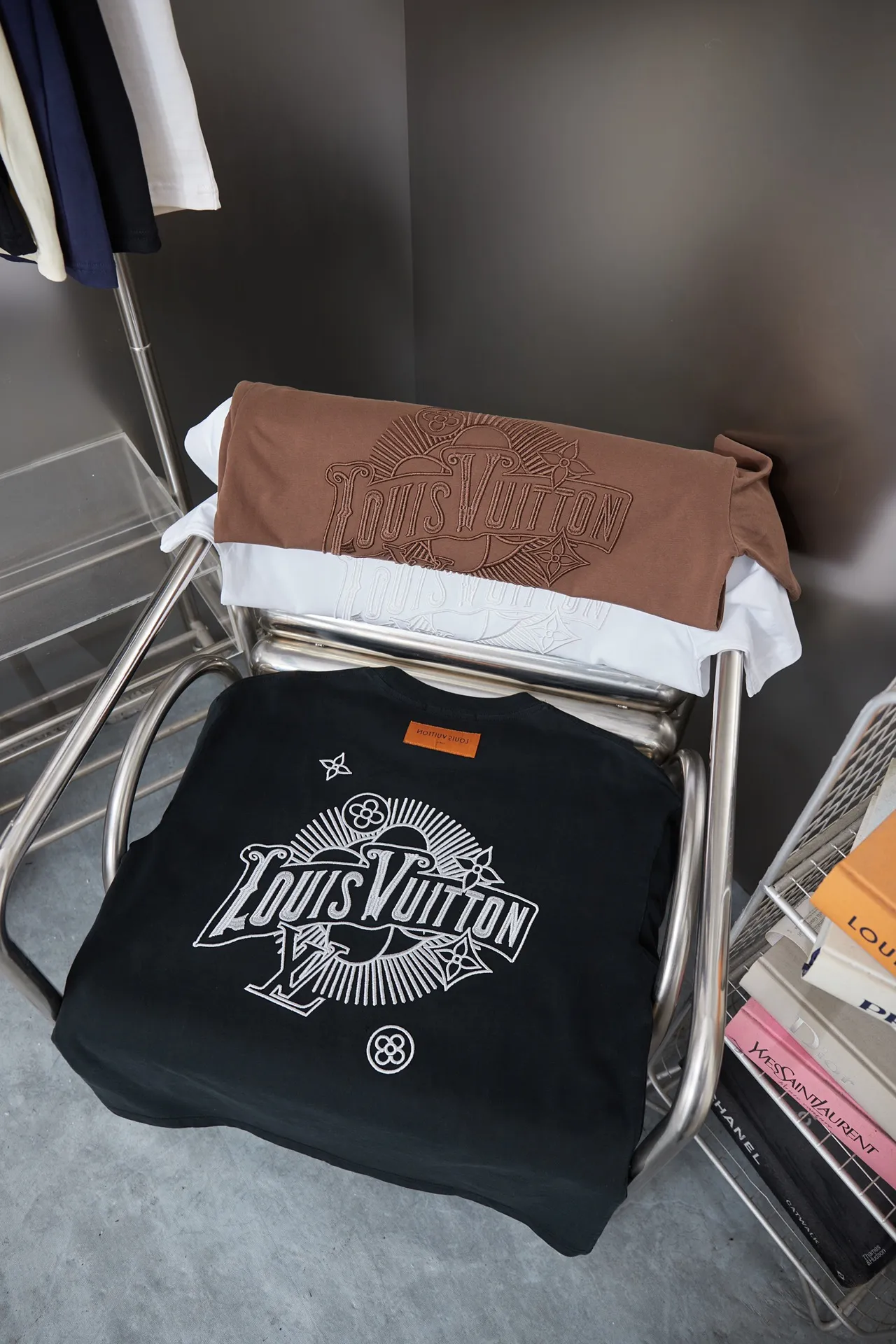 🅿️200 1V 25SS early spring new style short sleeves with embroidered letters, light luxury, a must-have item for daily commuting for men and women, correct version, welcome to compare, detailed features · 320g 100% pure cotton double yarn jersey fabric · Special thickened 32 pieces of double-strand 1X1 thread in the same vat custom dyeing · Imported Tajima machine embroidered LV letters · Double needle stitching and cross-stitching technology · Original main mark, washable tag, brand moisture-proof paper packaging Color: black/white/coffee Size: S/M/L/XL